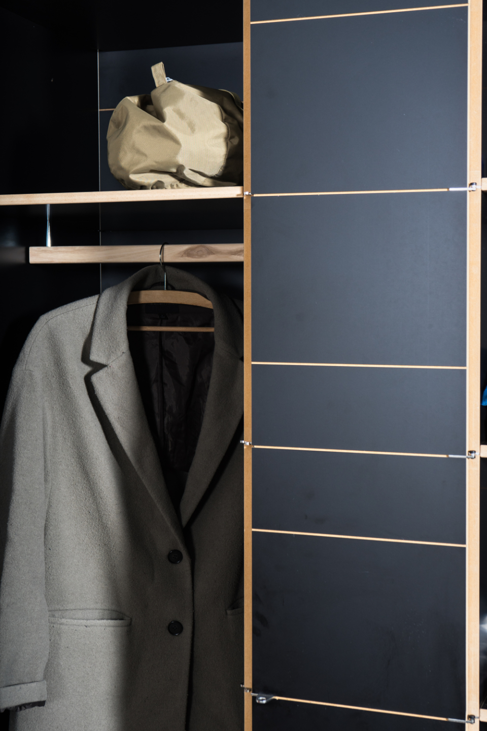 Kleiderschrank K1 von Nils Holger Moormann in MDF schwarz